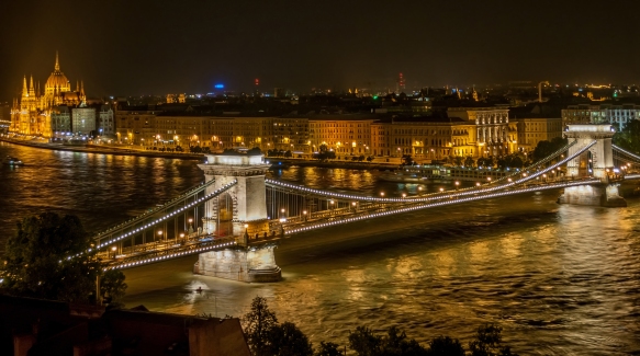 Széchenyi_Chain_Bridge_in_Budapest_at_night-2